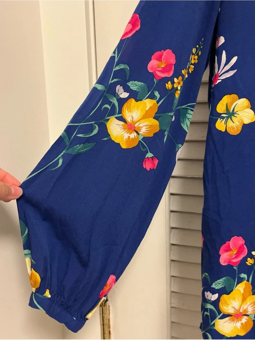 Old Navy Blue Floral V‑Neck Long puff-Sleeve Blouse